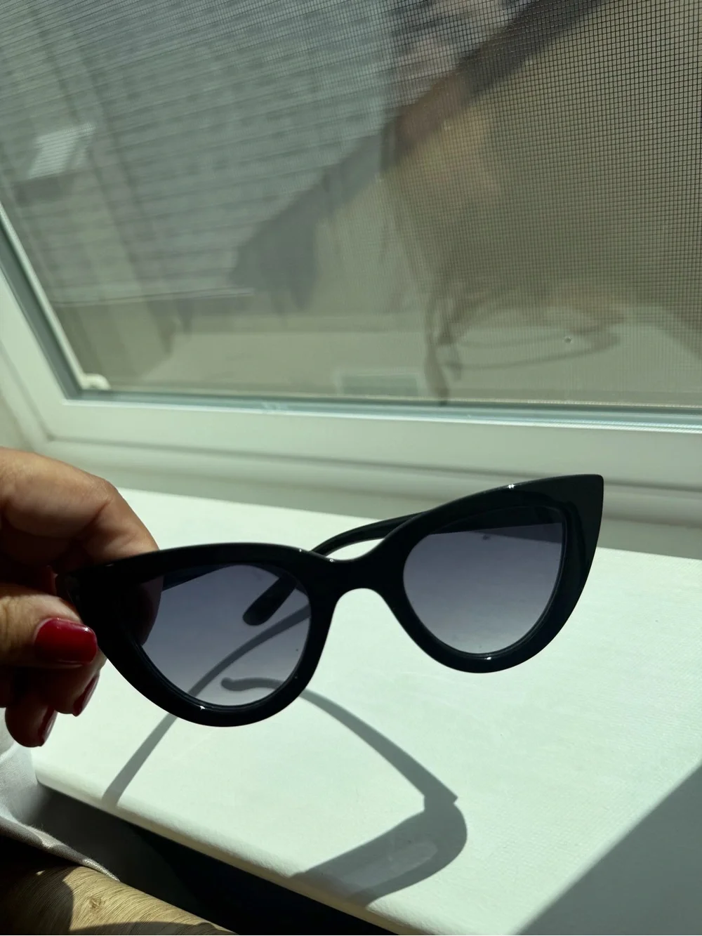 Black Cat-Eye Women's Sunglasses - Le specs